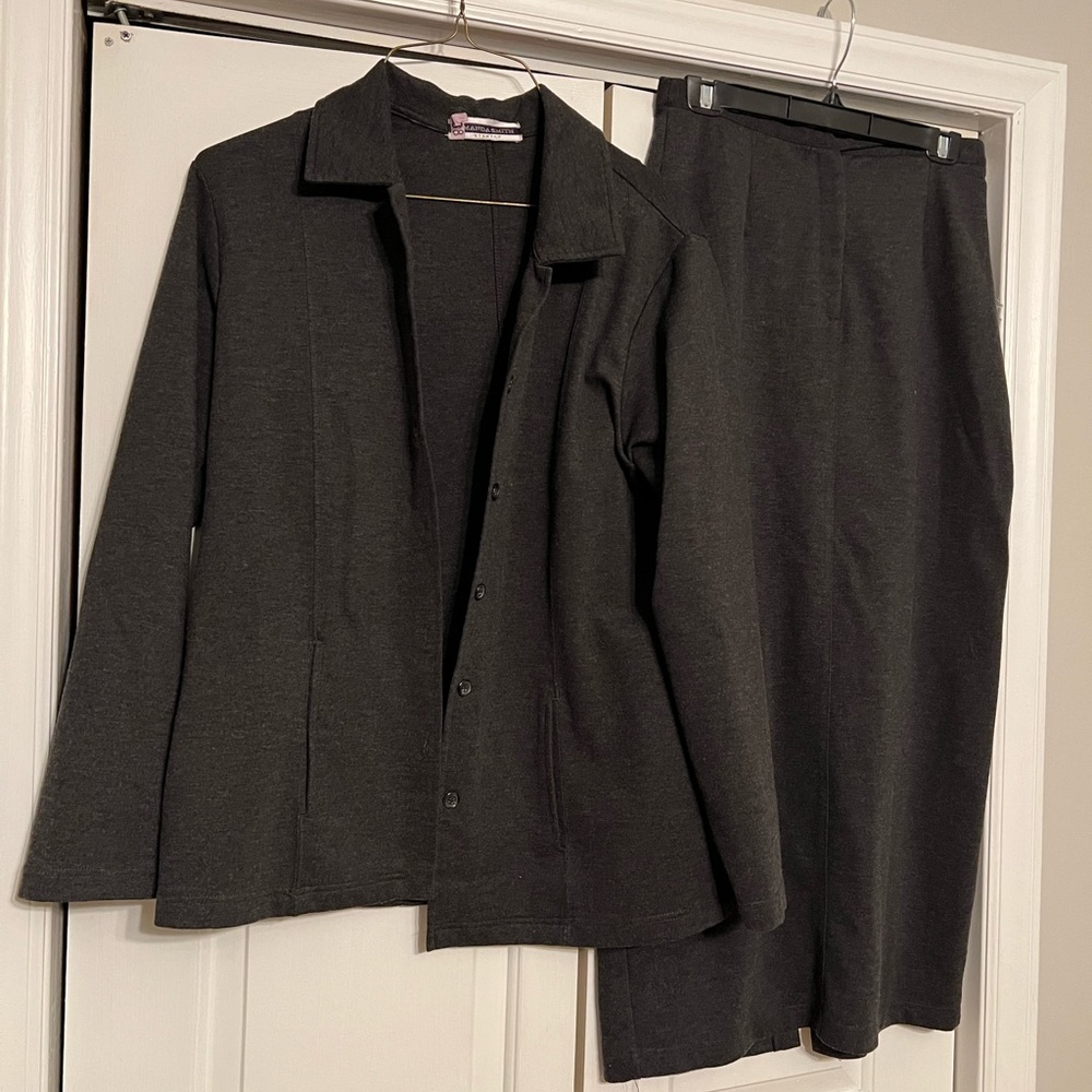Two piece skirt suit - Picture 2 of 3